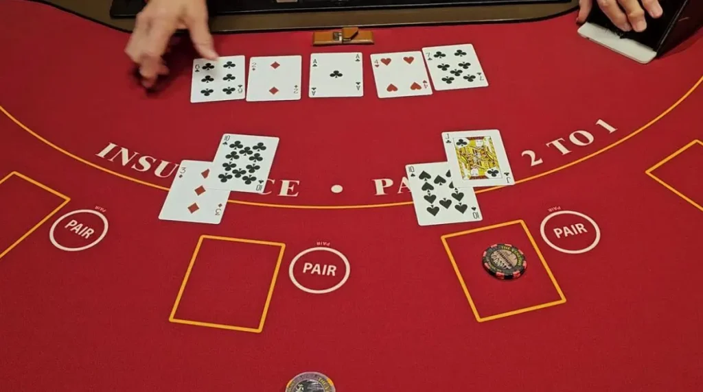 7Slots canlı kazino bölməsində Blackjack Premium oyunu üçün riyazi əsas strategiya cədvəlinin tətbiqi